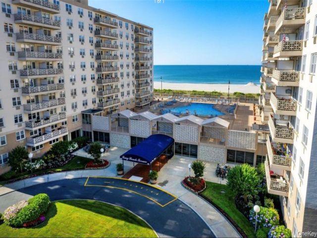  1 BR,  1.00 BTH &nbsp;High rise style home in Long Beach