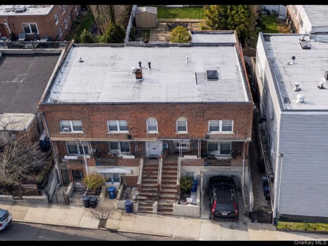  6 BR,  3.00 BTH &nbsp;House style home in Woodside