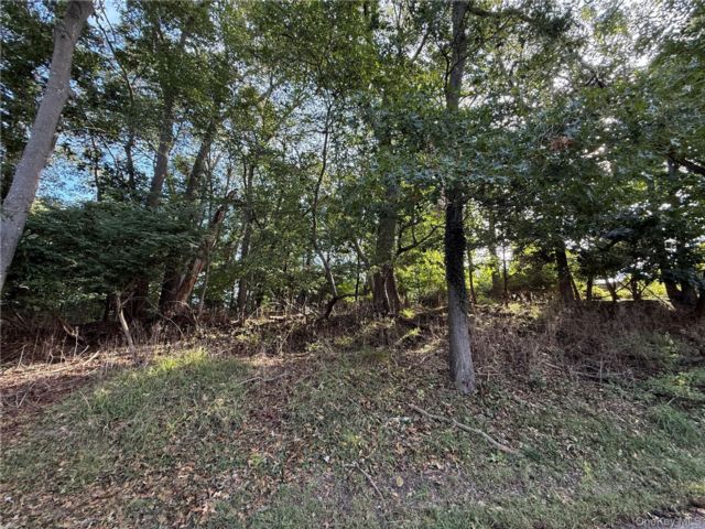 Lot <b>Size:</b> 150x100 &nbsp;House style home in Wading River