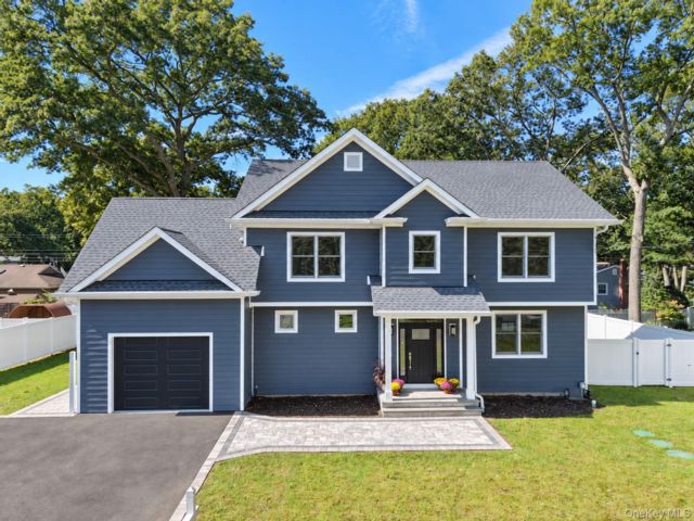  4 BR,  3.00 BTH &nbsp;Colonial style home in Miller Place