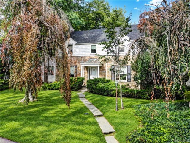  4 BR,  4.00 BTH &nbsp;Colonial style home in Hewlett Harbor
