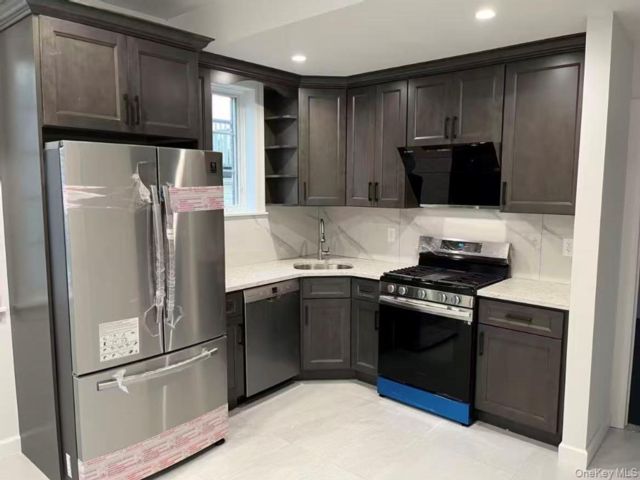  2 BR,  2.00 BTH &nbsp;Contemporary style home in Oakland Gardens