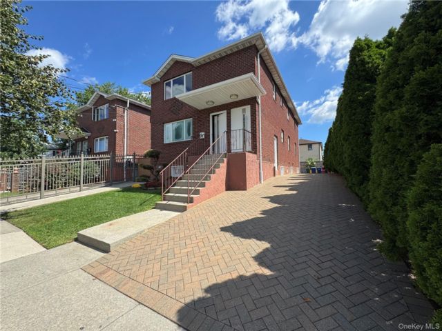  3 BR,  4.00 BTH &nbsp;House style home in East Elmhurst