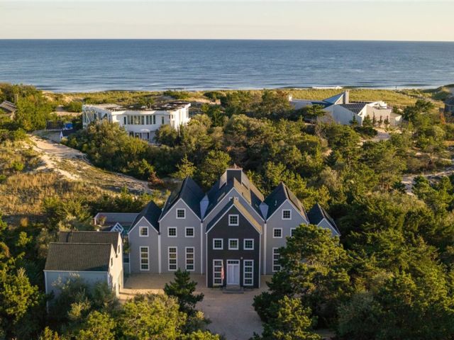  7 BR,  5.00 BTH &nbsp;Post modern style home in Amagansett