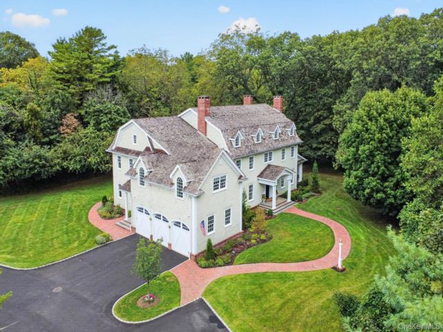  6 BR,  5.00 BTH &nbsp;Colonial style home in Cold Spring Harbor