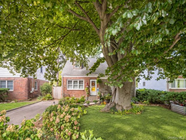  4 BR,  2.00 BTH &nbsp;Cape cod style home in Port Washington