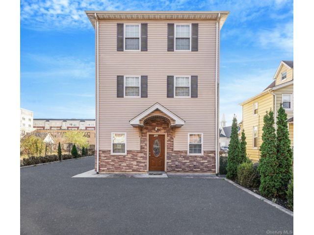  3 BR,  3.00 BTH &nbsp;Colonial style home in Mineola