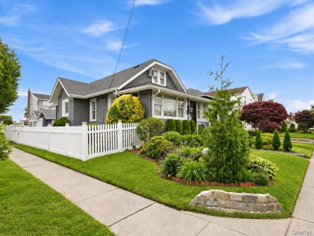  5 BR,  3.00 BTH &nbsp;Cape cod style home in Oceanside