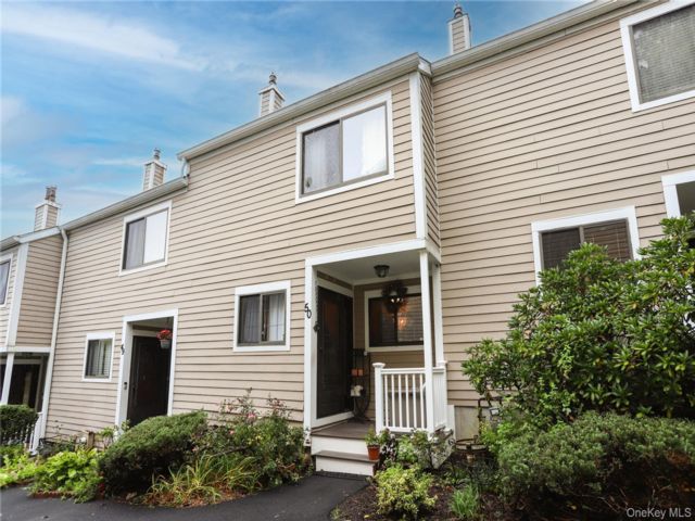  2 BR,  3.00 BTH &nbsp;Condo style home in Mount Kisco
