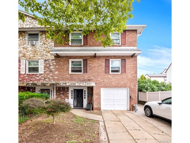  3 BR,  2.00 BTH &nbsp;Colonial style home in Oakland Gardens
