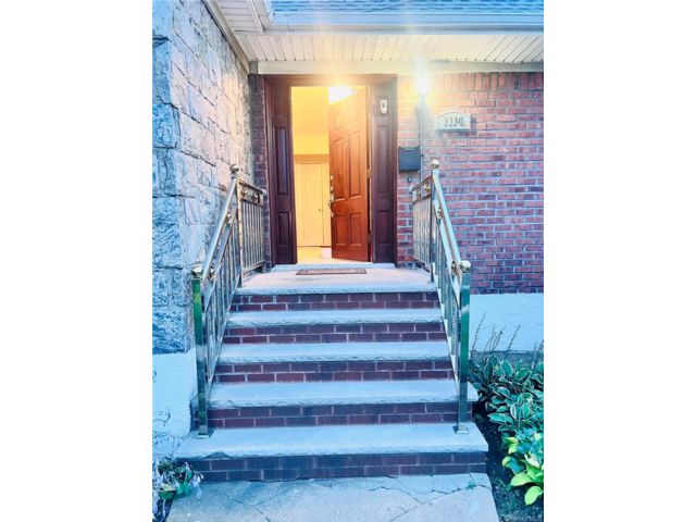  5 BR,  2.00 BTH &nbsp;Colonial style home in Brownsville