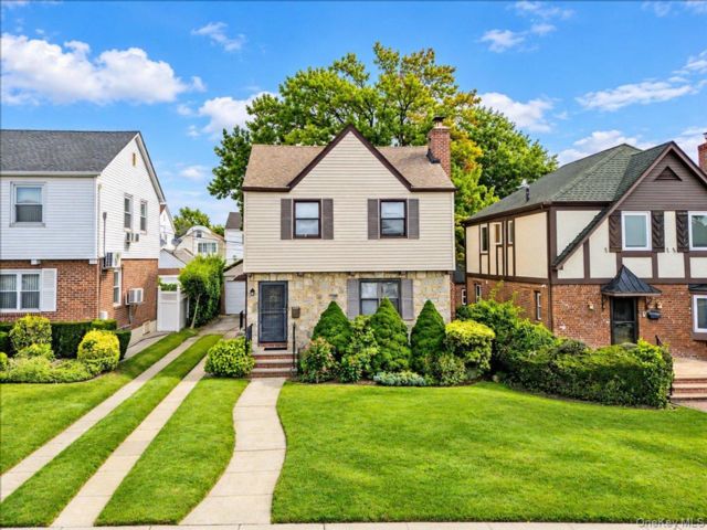  3 BR,  2.00 BTH &nbsp;Colonial style home in Fresh Meadows