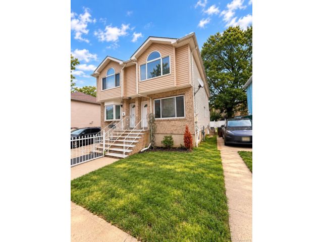  3 BR,  2.00 BTH &nbsp;House style home in Elm Park