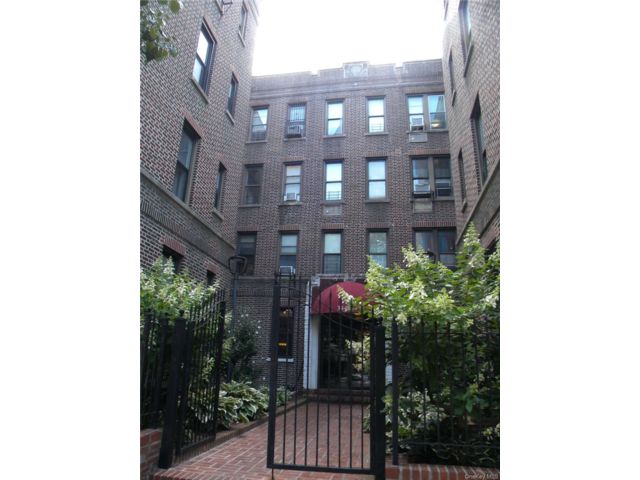  1 BR,  1.00 BTH &nbsp;Garden style home in Woodside
