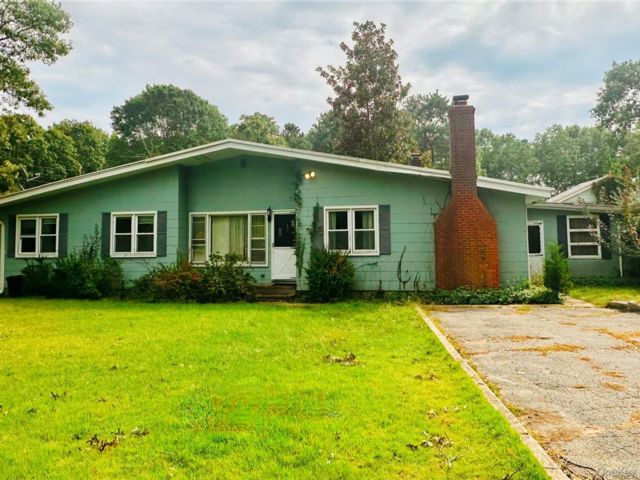  3 BR,  2.00 BTH &nbsp;Ranch style home in Hampton Bays