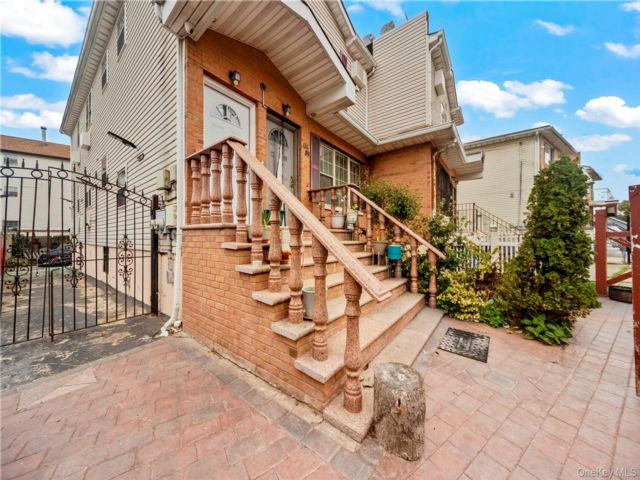  3 BR,  2.00 BTH &nbsp;Full floor apar style home in Cypress Hills