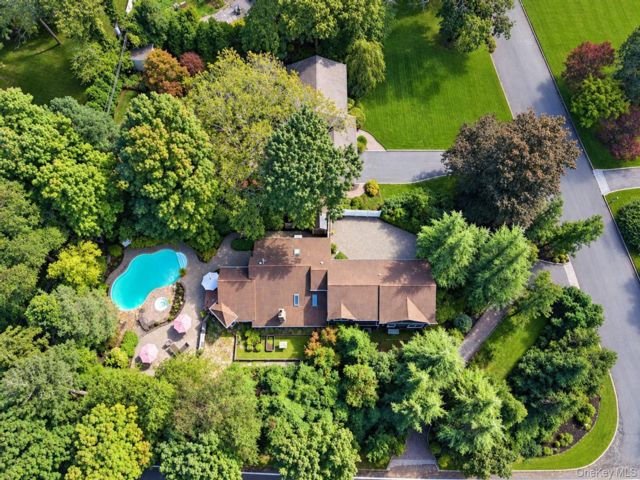  5 BR,  5.00 BTH &nbsp;Colonial style home in Smithtown