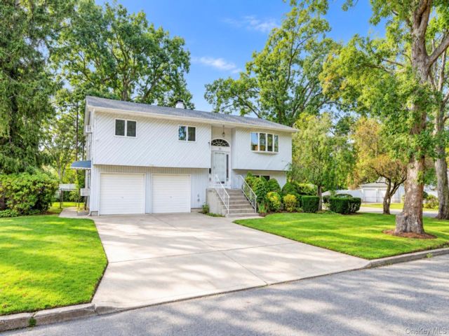  5 BR,  3.00 BTH &nbsp;Hi ranch style home in Deer Park