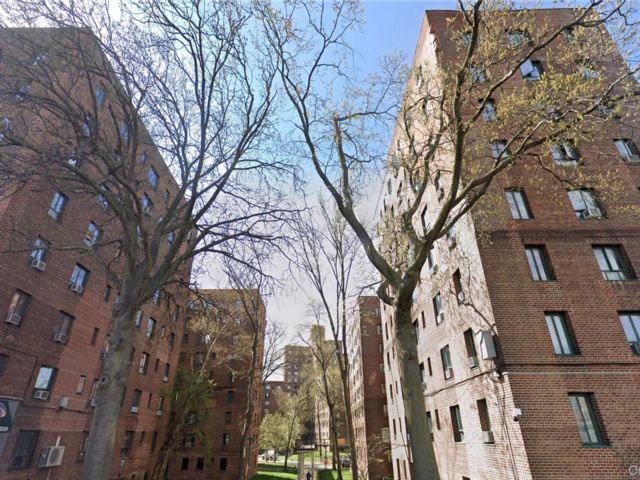  2 BR,  1.00 BTH &nbsp;Mid rise style home in Parkchester