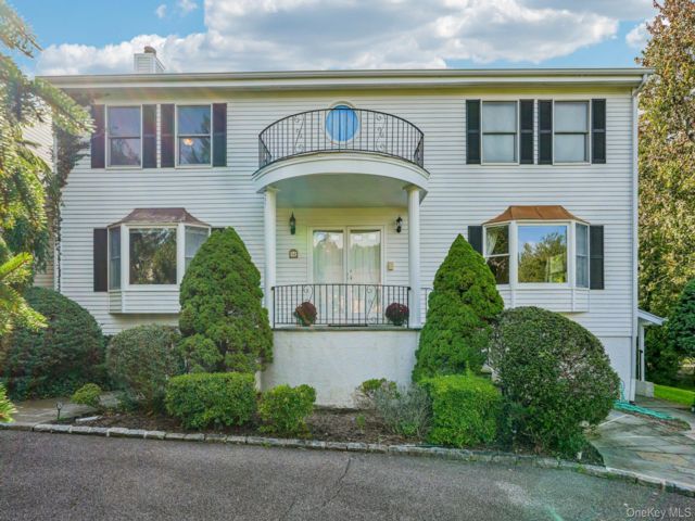  5 BR,  4.00 BTH &nbsp;Colonial style home in White Plains