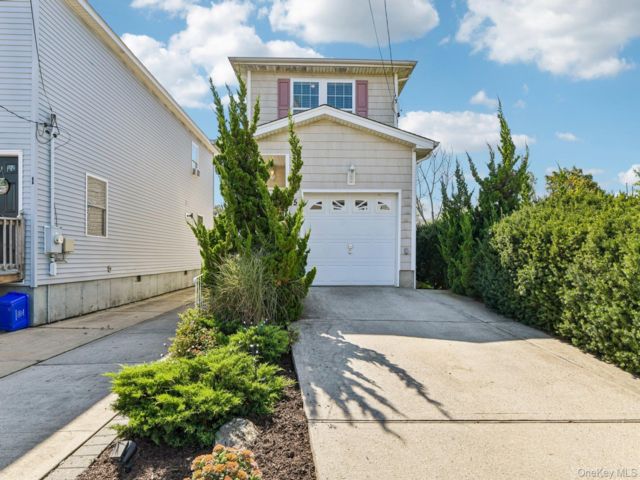  3 BR,  3.00 BTH &nbsp;Colonial style home in East Rockaway