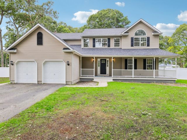  4 BR,  3.00 BTH &nbsp;Colonial style home in Shirley