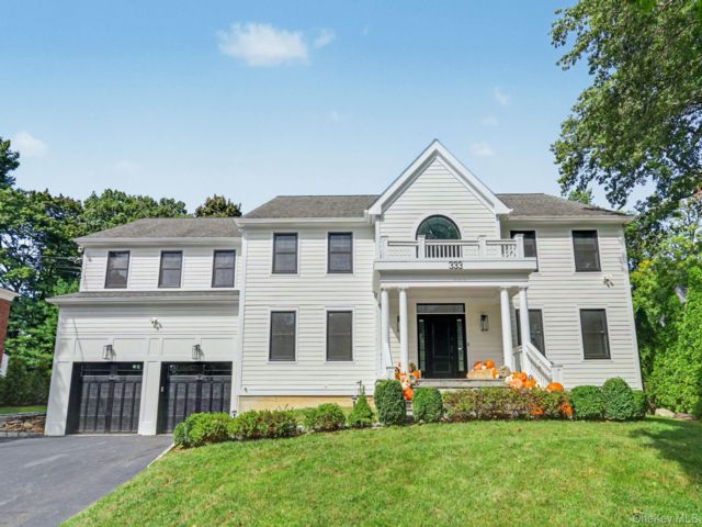  6 BR,  5.00 BTH &nbsp;Colonial style home in New Rochelle