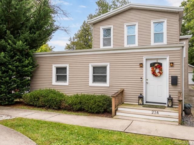  5 BR,  3.00 BTH &nbsp;Colonial style home in Oceanside