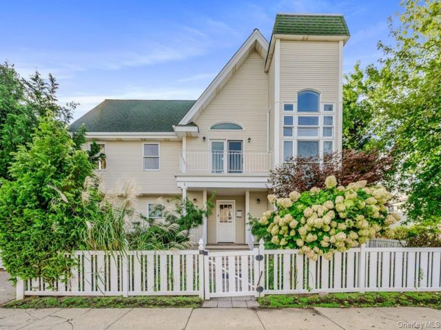  4 BR,  3.00 BTH &nbsp;Contemporary style home in Atlantic Beach
