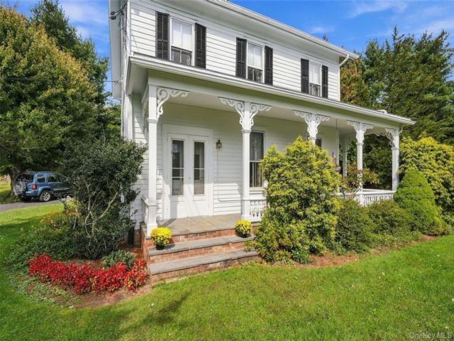  4 BR,  2.00 BTH &nbsp;Colonial style home in Middletown