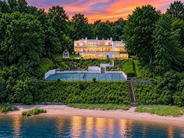 6 BR,  7.00 BTH &nbsp;Contemporary style home in Oyster Bay