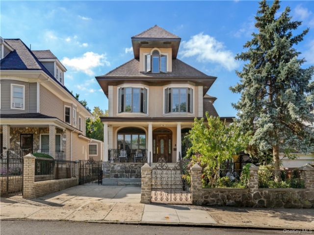  3 BR,  1.00 BTH &nbsp;Colonial style home in Bay Ridge