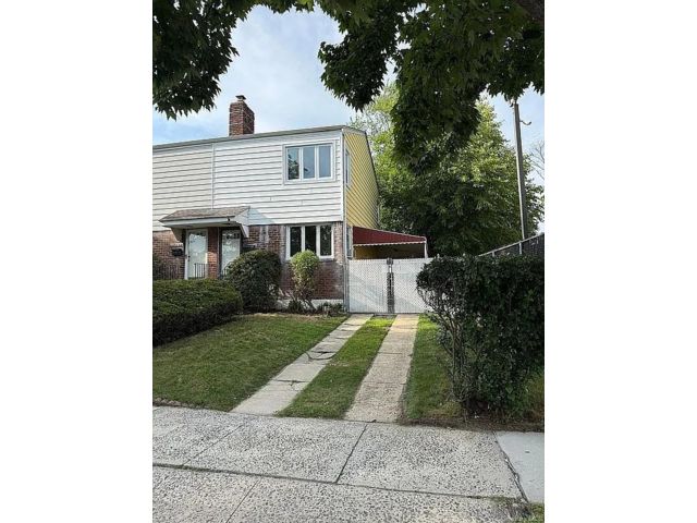  2 BR,  1.00 BTH &nbsp;Colonial style home in Whitestone
