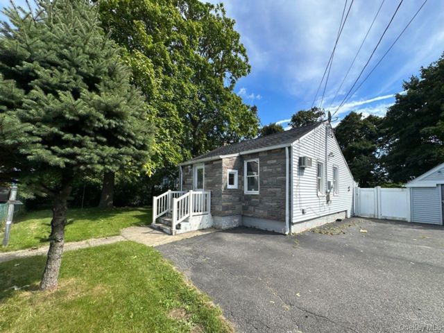 2 BR,  1.00 BTH &nbsp;Ranch style home in Brentwood