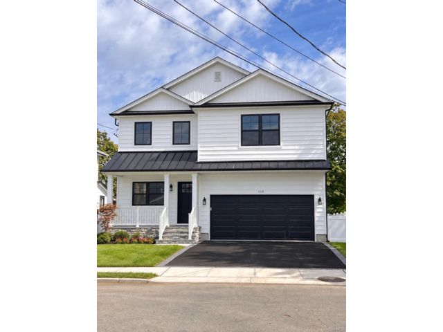  4 BR,  3.00 BTH &nbsp;Colonial style home in Lynbrook