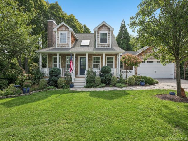  3 BR,  3.00 BTH &nbsp;Cape cod style home in Brookhaven