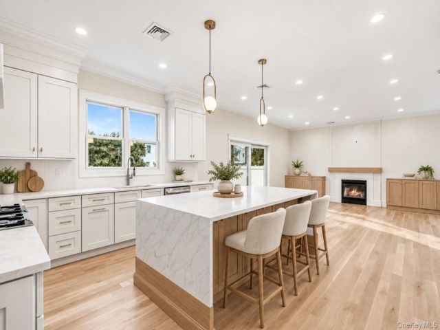  5 BR,  6.00 BTH &nbsp;Colonial style home in East Meadow