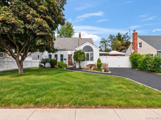 [Levittown Real Estate, listing number 7347588]