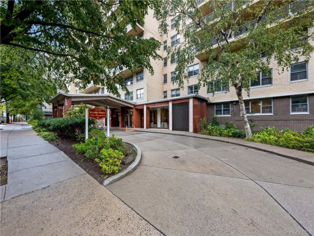 Studio,  1.00 BTH &nbsp;High rise style home in Jamaica Estates
