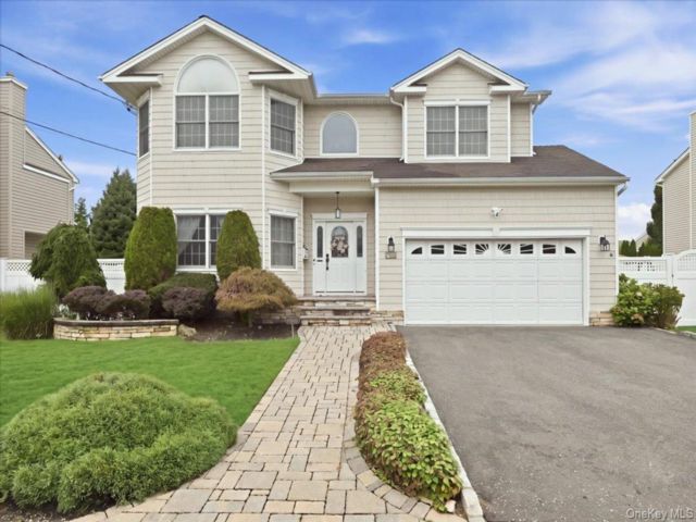  4 BR,  3.00 BTH &nbsp;Colonial style home in Massapequa Park