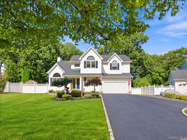  4 BR,  3.00 BTH &nbsp;Colonial style home in Commack