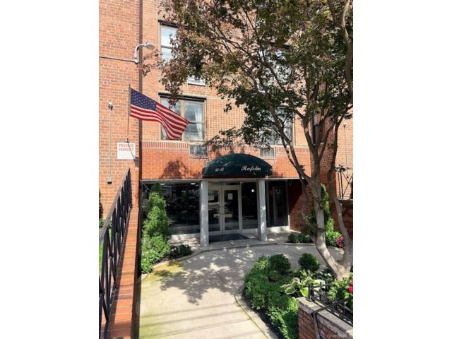  1 BR,  1.00 BTH &nbsp;Mid rise style home in Woodside