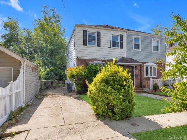  3 BR,  3.00 BTH &nbsp;Colonial style home in Fresh Meadows