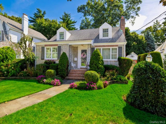  4 BR,  2.00 BTH &nbsp;Cape cod style home in Rockville Centre