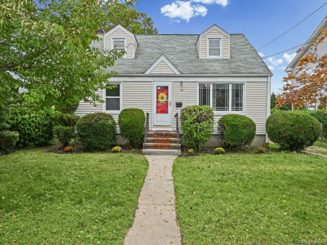  4 BR,  2.00 BTH &nbsp;Cape cod style home in Bethpage