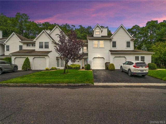  2 BR,  3.00 BTH &nbsp;Other style home in East Setauket