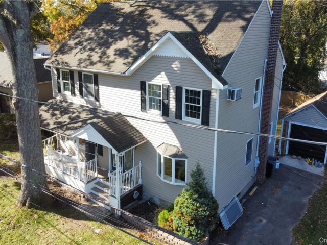  5 BR,  2.00 BTH &nbsp;Colonial style home in Sound Beach