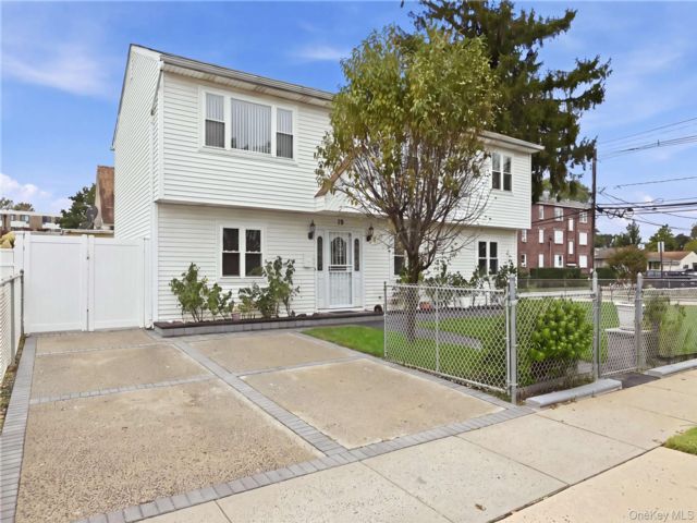  5 BR,  2.00 BTH &nbsp;Hi ranch style home in Freeport