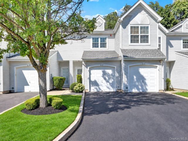  2 BR,  3.00 BTH &nbsp;Condo style home in Port Jefferson