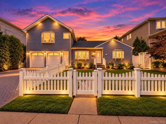  6 BR,  4.00 BTH &nbsp;House style home in East Rockaway